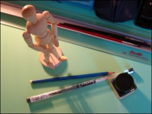 Materiais de desenho Boneco articulado, lápis azul, nanquim e pincel w&n